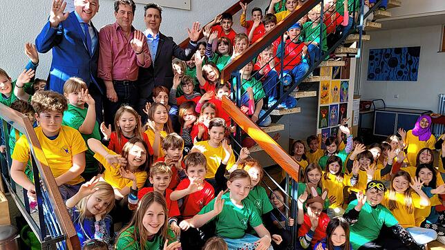 Die Sanierung der Grundschule Horn ist abgeschlossen. Bei der Einweihung stehen Bürgermeister Jürgen Maas, Architekt Jörn Thamm und ...