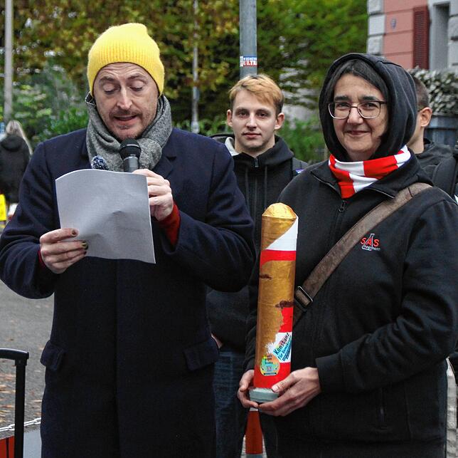 Dani Kabelitz (rechts) hat fürs Bündnis Konstanz für Demokratie den Goldenen Grenzvollpfosten verliehen. Links neben ihr steht ...