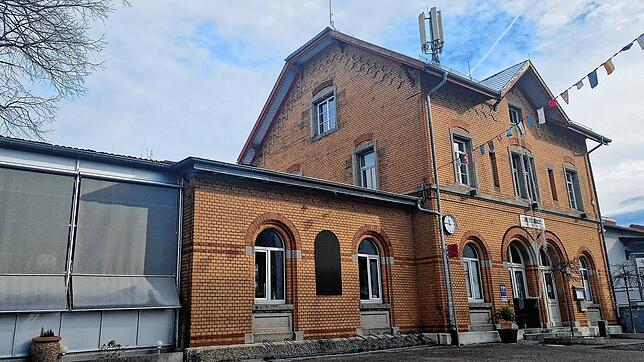 In Lokal und Biergarten des historischen Bahnhofsgebäudes soll wieder Leben einkehren. Ein neuer Pächter wurde wohl gefunden.
