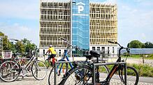 Radfahrer müssen ihren Weg erst noch finden: Unter der Europabrücke stehen kurz vor Mittag an einem Werktag deutlich mehr Fahrräder als ...