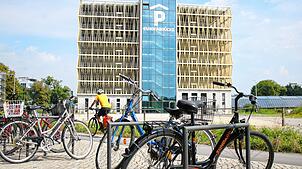 Radfahrer müssen ihren Weg erst noch finden: Unter der Europabrücke stehen kurz vor Mittag an einem Werktag deutlich mehr Fahrräder als ...