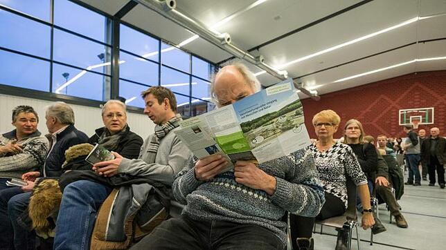 Interessiert verfolgten die Besucher die Informationsveranstaltung des Kieswerks Birkenbühl in der Hilzinger Hegauhalle. Sie ...