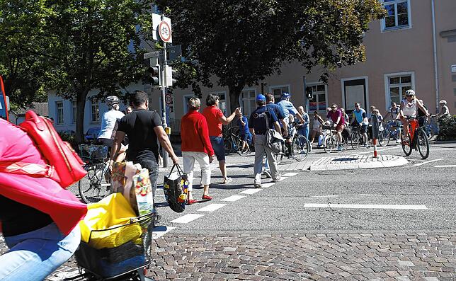 Übergang Konzilstraße am Fischmarkt/Konzil: Fußgänger und Radfahrer drängen sich kreuz und quer. Es stellt sich die große Frage, warum ...