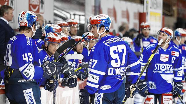Weiß einer von Euch, wo das gegnerische Tor steht? Die Schwenninger Wild Wings blicken beim Spiel gegen Ingolstadt etwas ratlos drein. ...