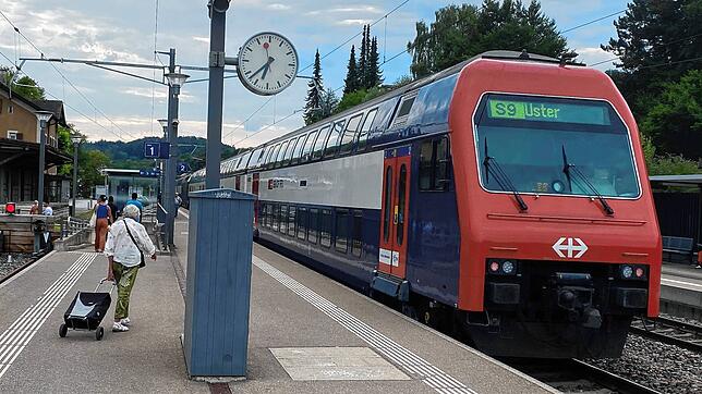 Der SBB-Zug der Linie S9 von Schaffhausen nach Uster fährt aus dem Bahnhof Jestetten. (Symbolbild)