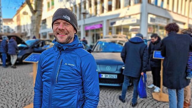 Marcel Beyer aus Friedrichshafen hat sich das Solarauto angesehen. Bei ihm gilt: Interessant findet er das Konzept, Bedarf an einem Pkw ...
