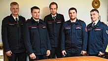 Befördert in Langenschiltach: Zum Oberfeuerwehrmann werden (Mitte, von links) Daniel Schenk, Heiko Reuter und Christoph Aberle ernannt. ...