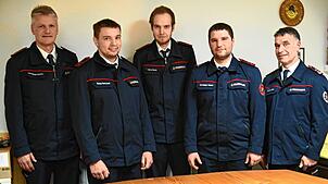 Befördert in Langenschiltach: Zum Oberfeuerwehrmann werden (Mitte, von links) Daniel Schenk, Heiko Reuter und Christoph Aberle ernannt. ...