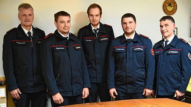Befördert in Langenschiltach: Zum Oberfeuerwehrmann werden (Mitte, von links) Daniel Schenk, Heiko Reuter und Christoph Aberle ernannt. ...