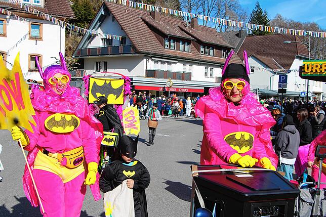 Bild 31: Groß und Klein feiern den Familienumzug am Fasnetssunndig