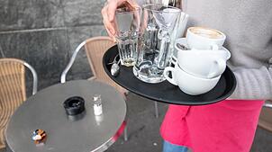 In Branchen wie Gastronomie, Reinigung und Lagerarbeit verdienen viele Vollzeitkräfte nur den gesetzlichen Mindestlohn. Wie hoch ist ...