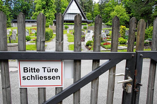 Mareike Maier-Cristea, im 3. Lehrjahr zur Bestatterin, auf dem Waldfriedhof Sankt GeorgenChef: Norbert HirtAuszubildende im 1. Lehrjahr: ...
