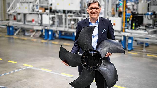 Klaus Geißdörfer, Vorsitzender der Gruppengeschäftsführung der ebm-papst-Gruppe, steht in einer Produktionshalle am Firmensitz in ...