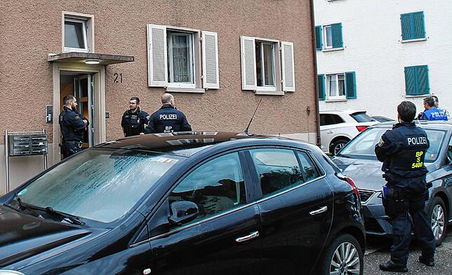 Bundespolizei und Zoll durchsuchen eine Wohnung in Bad Säckingen.