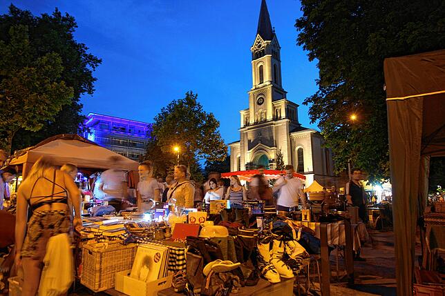 (Archivbild) Aufgrund seiner einzigartigen Atmosphäre wird der Nachtflohmarkt von den Besuchern besonders geschätzt. Sobald es dunkel ...