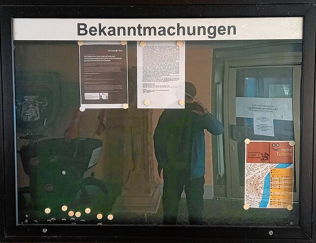 Schaukasten mit Bekanntmachungen am Rathaus Bad Säckingen. Im digitalen Zeitalter hat längst hat die städtische Homepage dessen Funktion ...