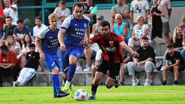 Der FC Radolfzell feiert gleich im ersten Saisonspiel den ersten Heimsieg. Die Mannschaft um Daniel Wehrle (vorne links), hier im ...