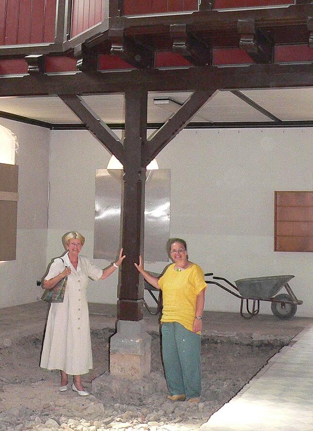 Pfarrerin Susanne Illgner (rechts) und Gisela Frenzel auf der Kirchenbaustelle.