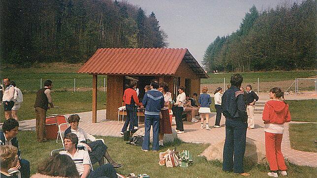 Mit einer ehemaligen Jagdhütte fing es 1979 an. Das &bdquo;Hüttle&ldquo; diente dem jungen Tennisclub fast zehn Jahre lang als Vereinsheim.