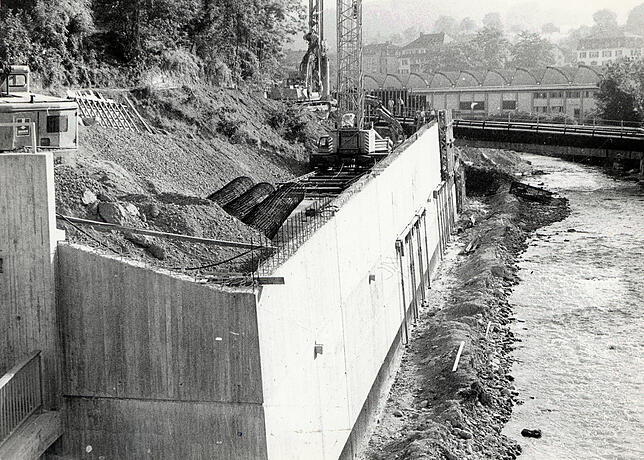 Abgesichert: Eine Stützmauer sicherte 1978 die Umgehungsstraße zur Wehra.