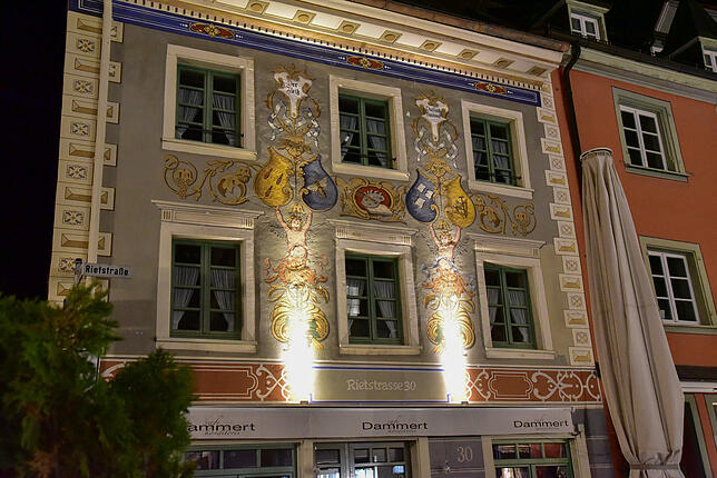 Nachts kommen die kunstvollen Fassaden in der Villinger Innenstadt besonders gut zur Geltung. Hier das ehemalige Sägerhaus, heute Café ...