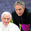 Vertrauter im Netzwerk von Papst Benedikt XVI: Privatsekretär Georg Gänswein (rechts), aufgenommen im Juni 2011 bei einer Rede Papst ...