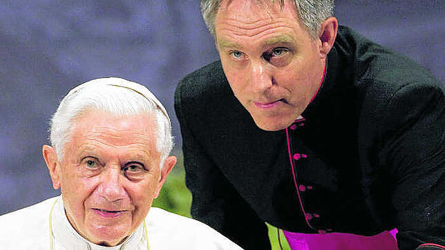 Vertrauter im Netzwerk von Papst Benedikt XVI: Privatsekretär Georg Gänswein (rechts), aufgenommen im Juni 2011 bei einer Rede Papst ...