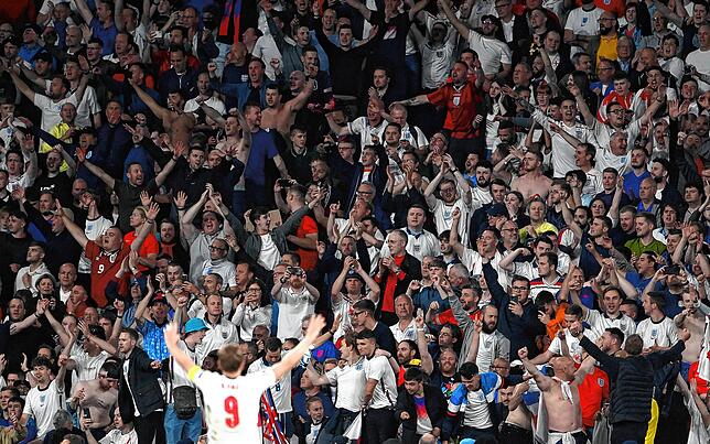 Harry Kane (Mitte) feiert mit den Fans nach Englands Sieg gegen Dänemark im Halbfinale. Die Anhänger stehen im Wembleystadion stehen ...