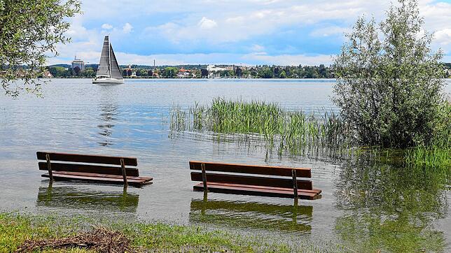 Sitzen kann auf diesen Bänken niemand mehr – zumindest nicht, ohne nass zu werden. Das Hochwasser macht sich auch am Ufer des ...