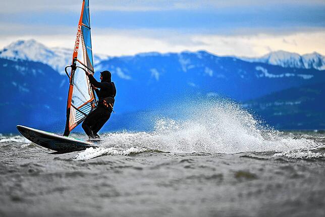 Ein Sportler surft über die Wellen des Bodensees. Besonders stürmische Tage sind bei den Windsurfer beliebt. Trotzdem sollten ...