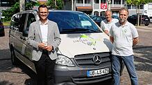 Der soziale Fahrdienst ist ab dem 11. Juni wöchentlich in Immenstaad unterwegs. (Von links) Bürgermeister Johannes Henne, Reinhard ...