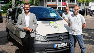 Der soziale Fahrdienst ist ab dem 11. Juni wöchentlich in Immenstaad unterwegs. (Von links) Bürgermeister Johannes Henne, Reinhard ...