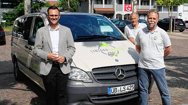 Der soziale Fahrdienst ist ab dem 11. Juni wöchentlich in Immenstaad unterwegs. (Von links) Bürgermeister Johannes Henne, Reinhard ...