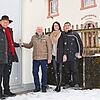 Am zentralen Technikstandort in der Nußbacher Ortsmitte nehmen Bürgermeister Gallus Strobel (von links), Ortsvorsteher Heinz Hettich, ...