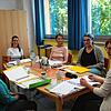 Das Kollegium der Kardinal-Bea-Grundschule freut sich auf das neue Schuljahr. Im Lehrerzimmer konferieren von links Anita Weinmann, ...