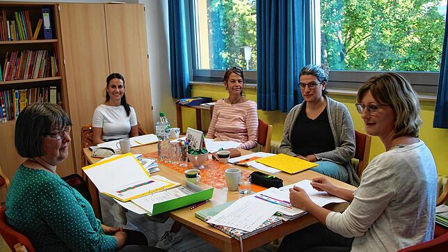 Das Kollegium der Kardinal-Bea-Grundschule freut sich auf das neue Schuljahr. Im Lehrerzimmer konferieren von links Anita Weinmann, ...