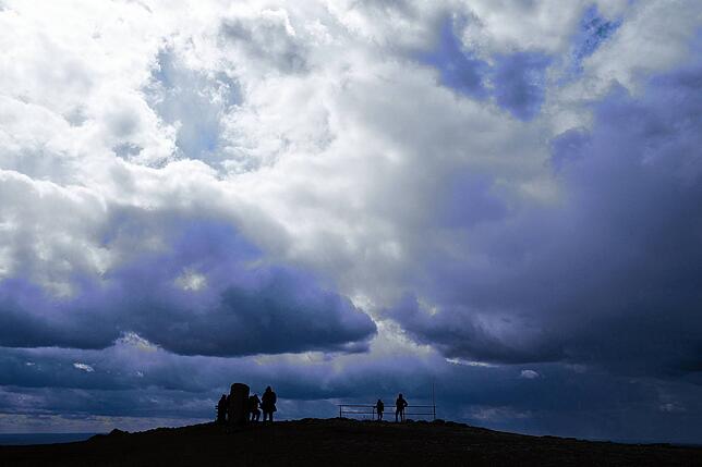 Aufziehende Gewitterwolken können schon gefährlich sein, denn manche Blitze legen weite Strecken zurück.