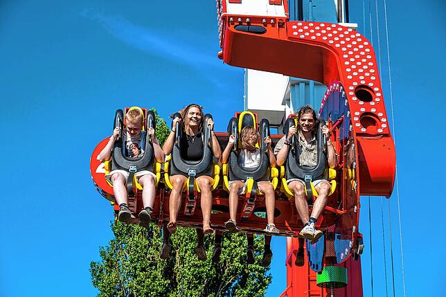 Bild 18: Seehasenfest 2022: Besucher freuen sich über den Rummel