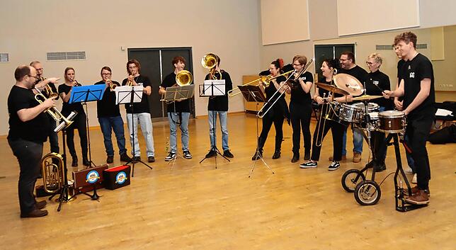 Für das Foto sind die Musiker bei dieser Probe im Bühnenraum der Alemannenhalle in Mönchweiler etwas enger zusammengerückt als bei ...