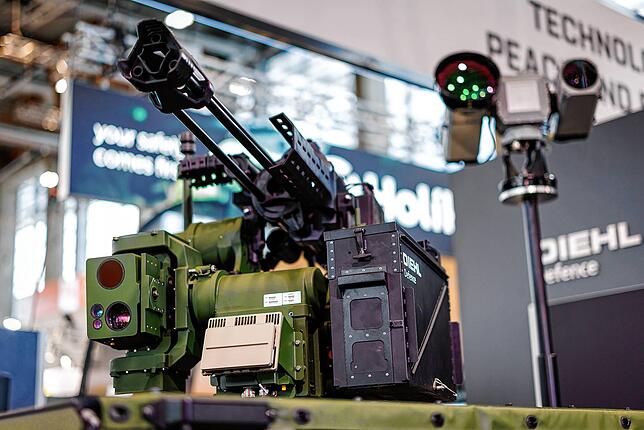 Diehl Defence stellt auf der Fachmesse für Sicherheitstechnologie in Nürnberg eine Waffenstation mit Drohnenabwehr aus.