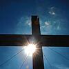 Ein Kreuz als Symbol des christlichen Glaubens. In Betenbrunn haben drei Betrunkene versucht, eine Gebetsbank aus einer Kapelle zu stehlen.