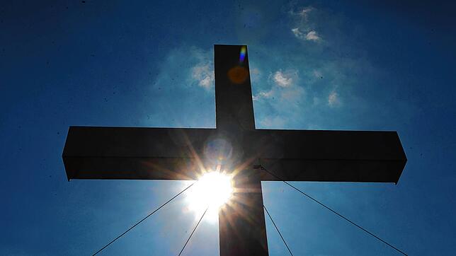 Ein Kreuz als Symbol des christlichen Glaubens. In Betenbrunn haben drei Betrunkene versucht, eine Gebetsbank aus einer Kapelle zu stehlen.