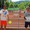 Der Vorsitzende und Jugendleiter des TC Rot-Weiß Tiengen, Tim de Heer (links), freut sich gemeinsam mit dem Vereinstrainer Christoph ...