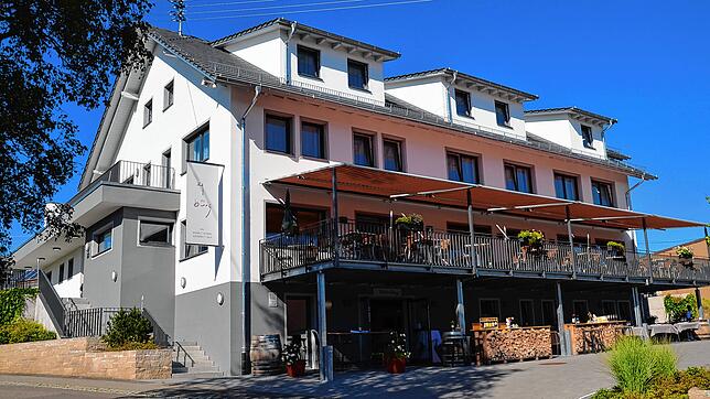 Das Gasthaus &bdquo;Burg&ldquo; in Aasen ist weithin bekannt. Über Generationen wurden hier Landwirtschaft und Gastronomie von der ...