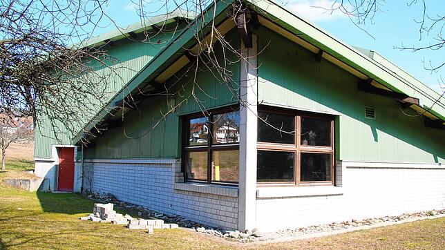Wunsch in Liggeringen: Die als Abstellkammer genutzte frühere Kraftsporthalle soll für einen Bühnenanbau weichen.