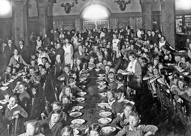 Schweizerspeisung im Konzil im Herbst 1923.