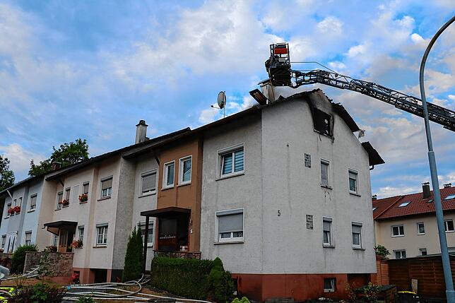 Bei den Löscharbeiten an diesem Reiheneckhaus ist auch die Drehleiter aus Donaueschingen beteiligt.