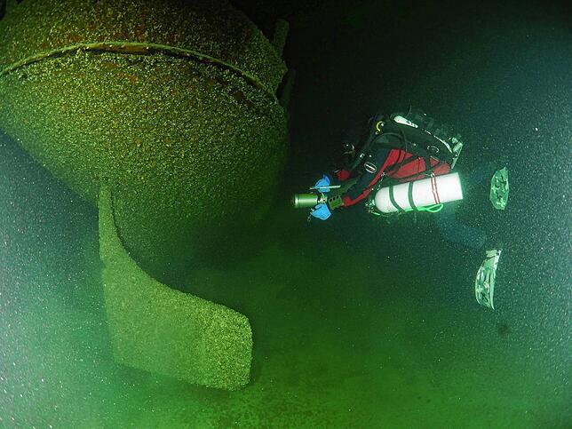 Harald Utz unter Wasser beim Fotografieren der Jura, die vor Bottighofen liegt.