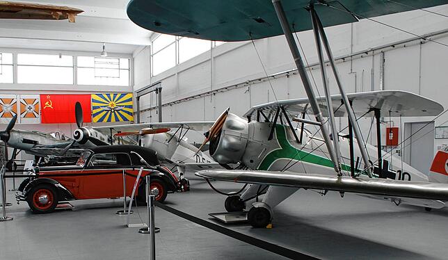 Blick in die einstige Museumshalle am Flugplatz Heringsdorf auf Usedom. Im Vordergrund eine Bücker Bü 133 Jungmeister.