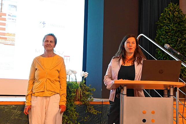 Claudia Nicolay (links) und Waltraud Braun vom Verein „Frauen helfen Frauen in Not“ erzählen, wie die Rote Bank entstanden ist.